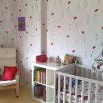 chambre rouge et blanche d'une petite fille